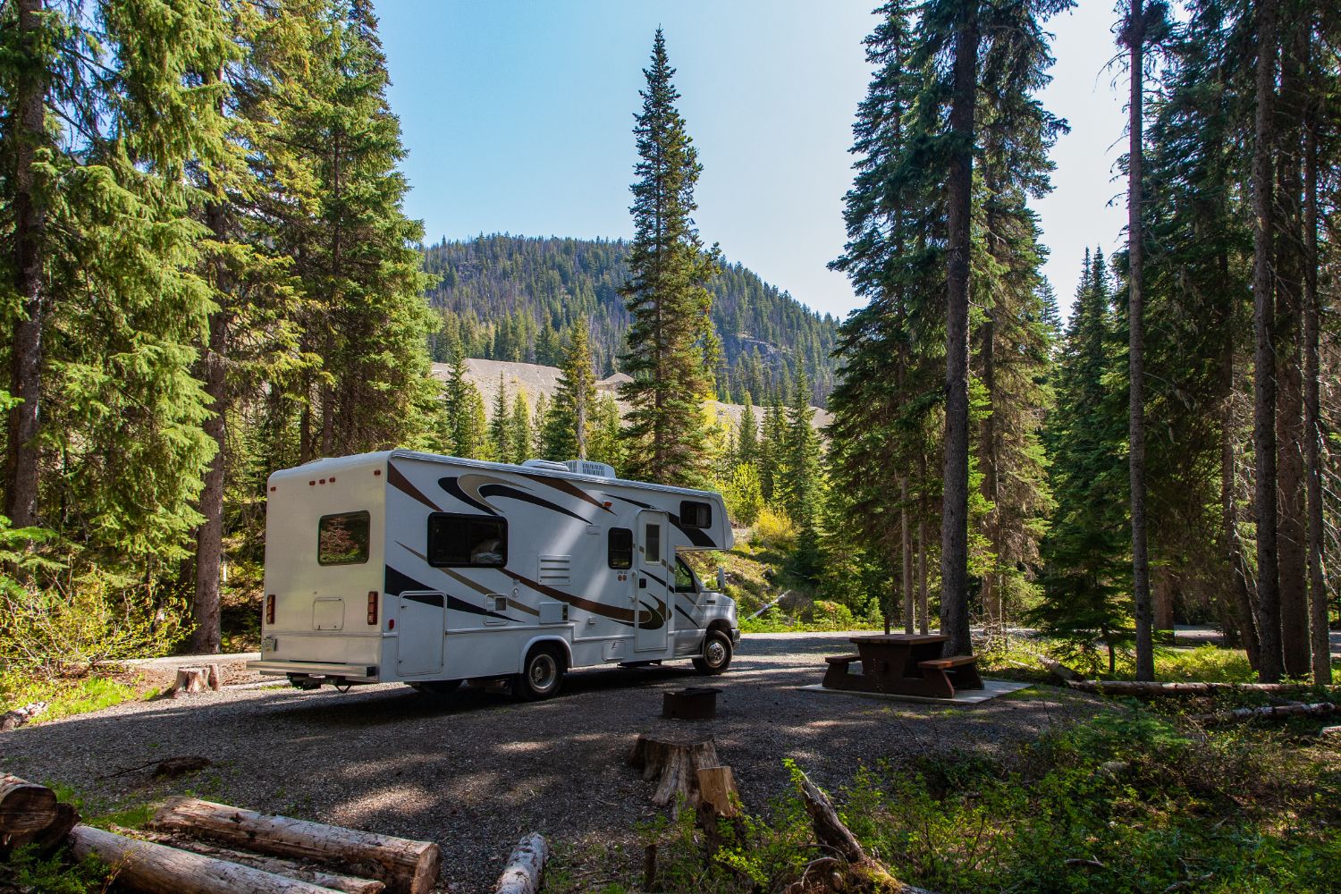 hermoso-camping-montanas-casa-rodante-banco-madera (1)
